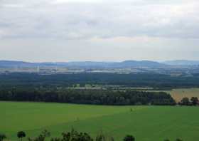 Monumentberg der Blick vom Aussichtsturm auf  den Löbauer Berg