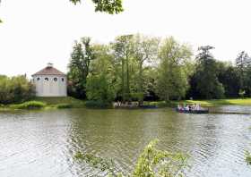 Synagoge hier fährt die Amtsfähre im Wörlitzer Park