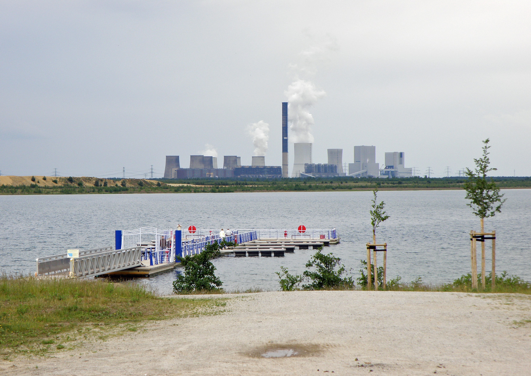 Der Bäralder See bei Boxberg im Jahr 2009, See mit Kraftwerk