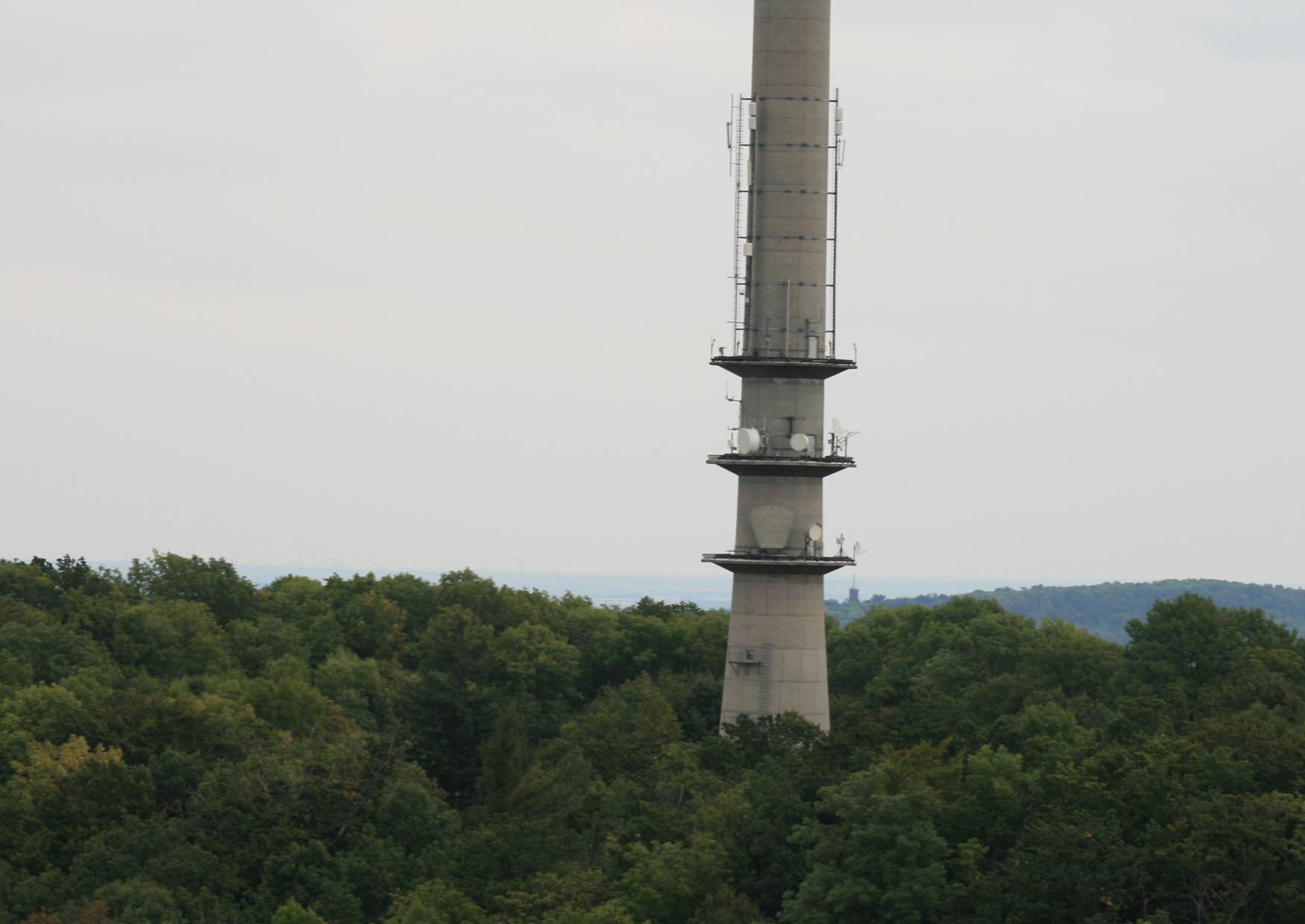 Der Löbauer Berg mit dem König-Friedrich-August-Turm Rotstein