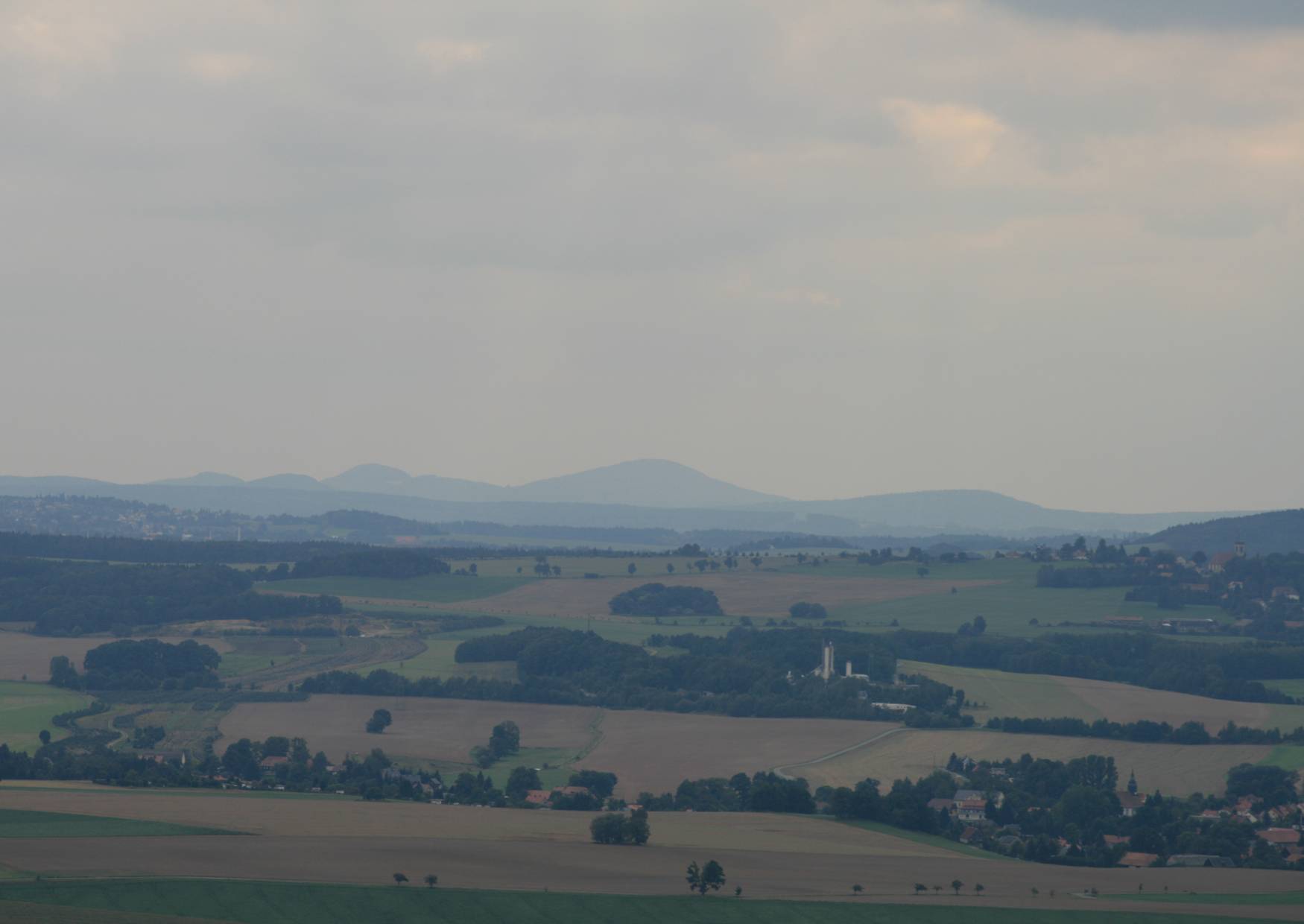 Der Löbauer Berg mit dem König-Friedrich-August-Turm Berge