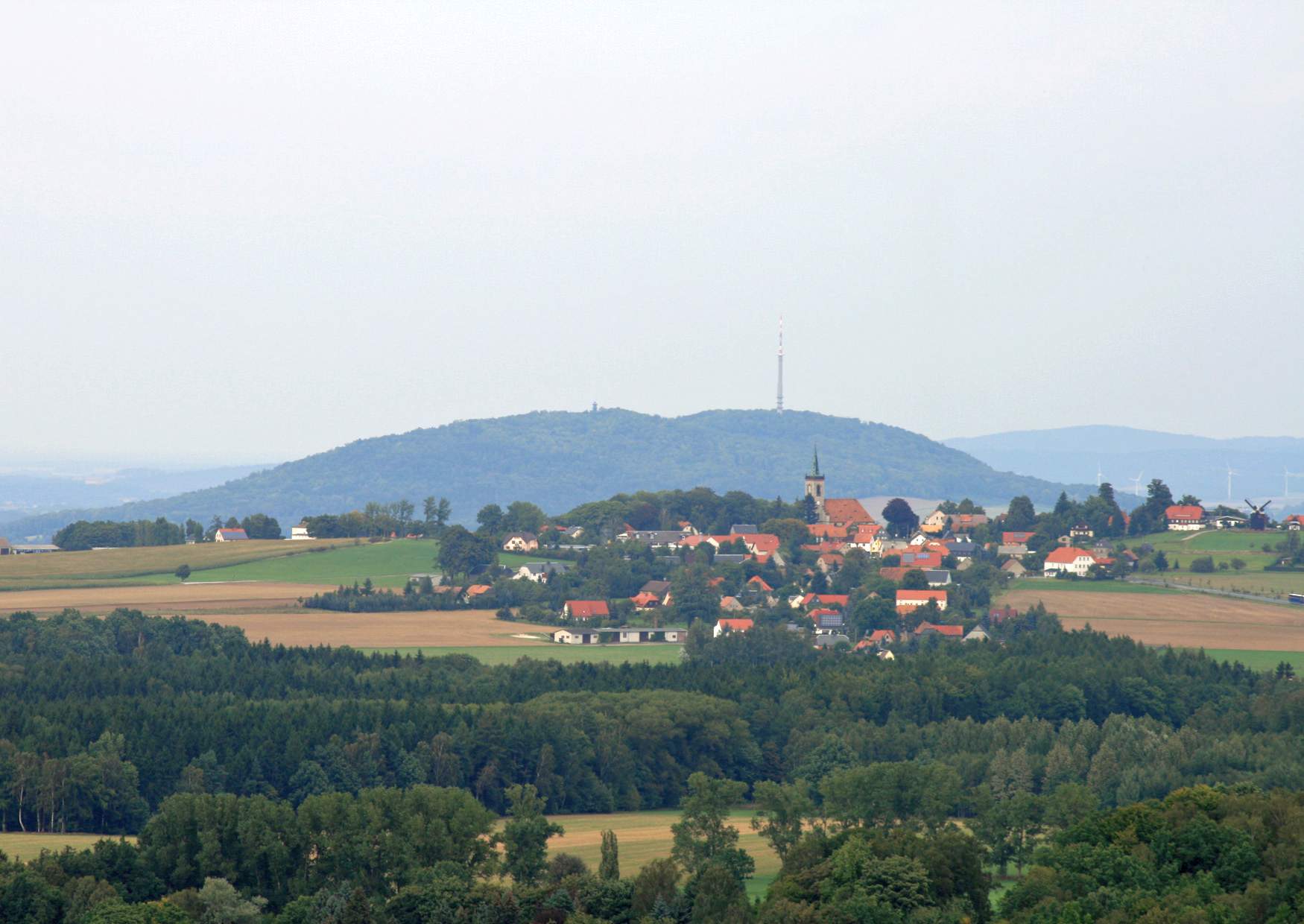 Der Blick vom Aussichtsturm auf dem Schlechteberg auf den Löbauer Berg