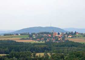 Der Blick vom Aussichtsturm auf dem Schlechteberg auf den Löbauer Berg