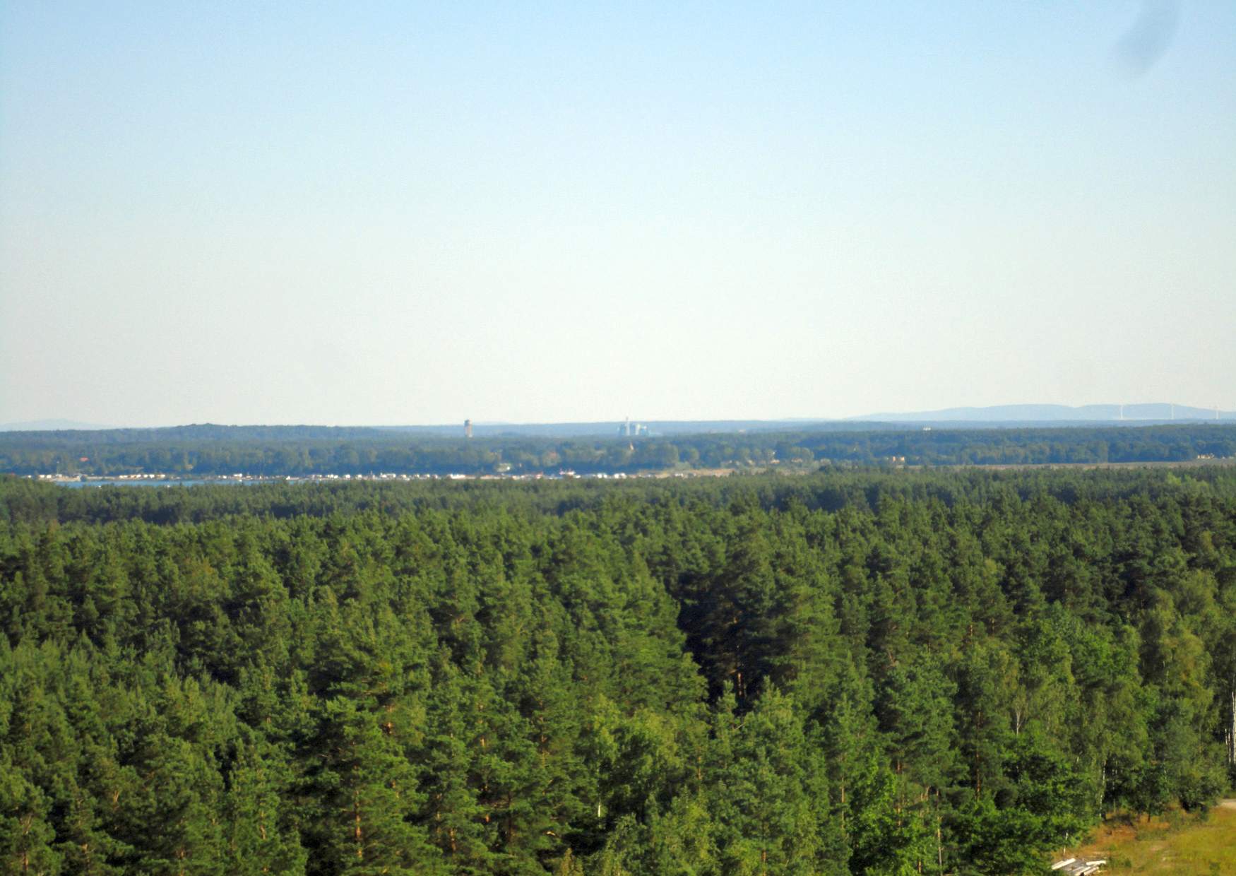 Blick vom Aussichtsturm Landmarke Lausitzer Seenland zum alten Wasserturm bei Lauta