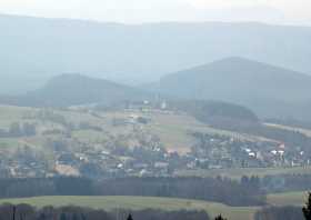 Blick vom Aussichtsturm auf dem Tanzplan nach Ottendorf auf das ehemalige Jugenderholungsheim auf der Endlerkuppe