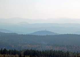 Blick vom Aussichtsturm auf dem Tanzplan zum Aussichtsturm auf dem Weifberg