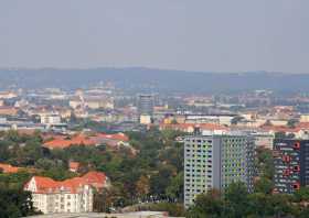 Der Blick von der Bismarcksäule auf das WTC Dresden