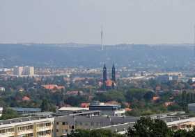 Der Blick vom Bismarckturm in Dresden auf Strehlen