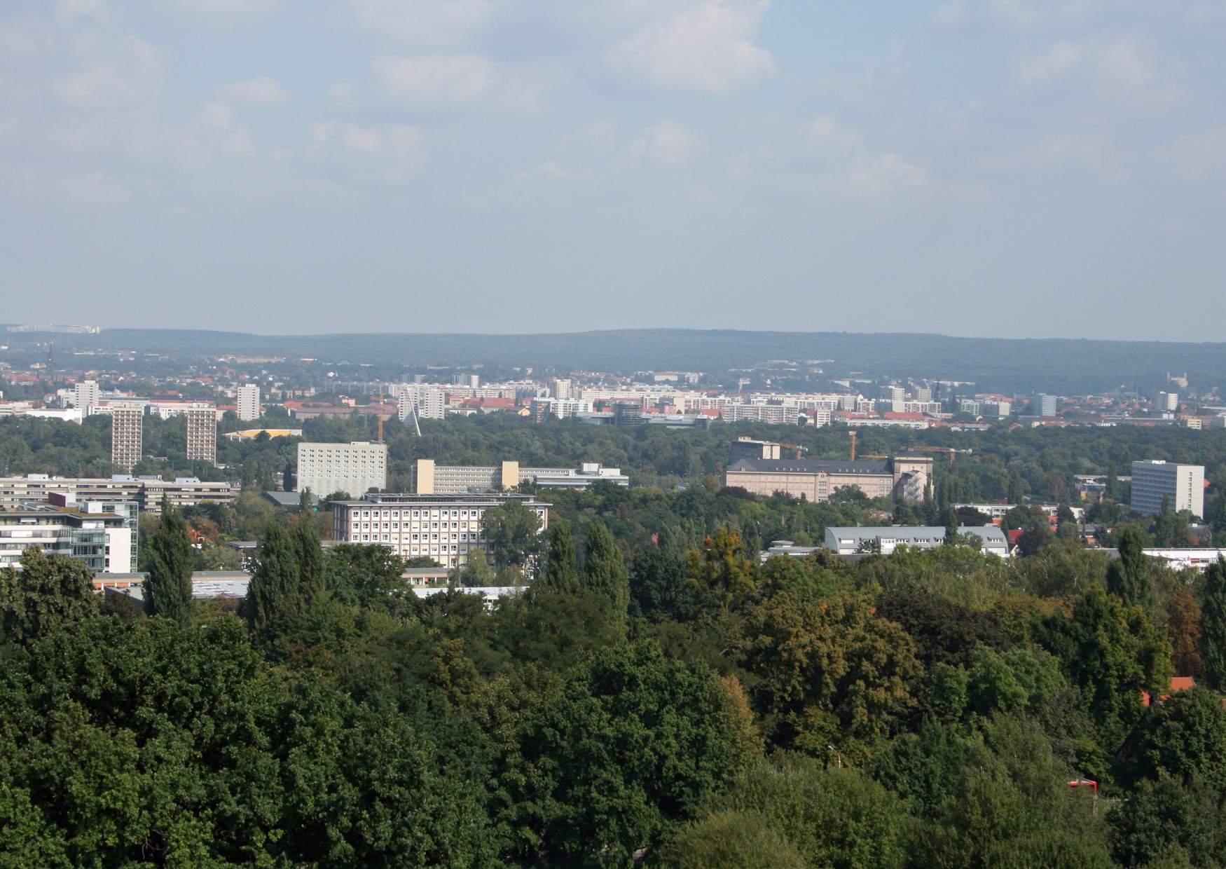 Der Blick vom Bismarckturm auf das Harbig-Stadion und die VW-Manufaktur