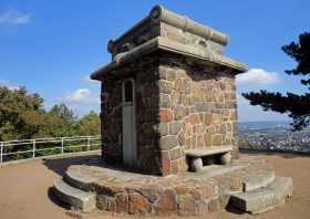 Die Bismarcksäule Cossebeude, der Feueraltar auf der Herrenkuppe