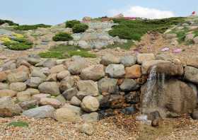 Kleiner Wasserfall im Findlingspark Nochten