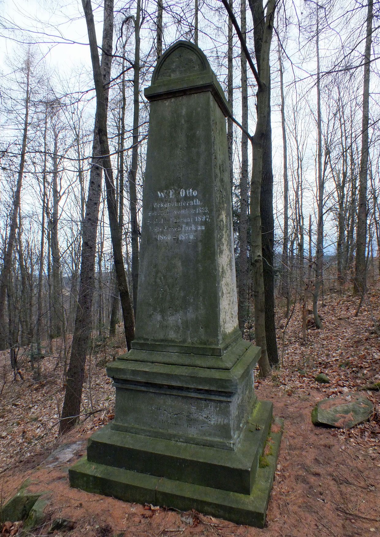 Gedenksäule im Schlosspark Naundorf der Familie Otto